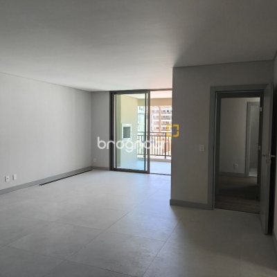 Apartamento com 122m², 3 quartos (sendo 3 suítes), 2 garagens, no bairro Centro em Florianópolis