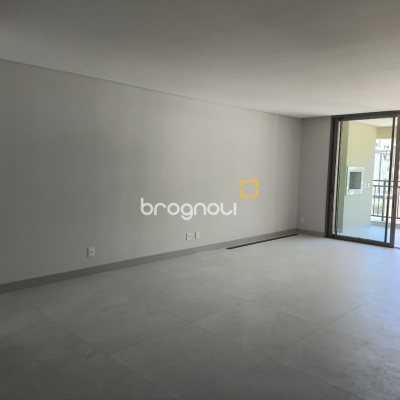 Apartamento com 122m², 3 quartos (sendo 3 suítes), 2 garagens, no bairro Centro em Florianópolis