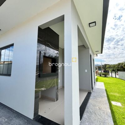 Casa com 113m², 3 quartos (sendo 1 suíte), 2 garagens, no bairro Forquilhas em São José