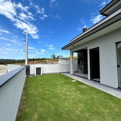 Casa com 113m², 3 quartos (sendo 1 suíte), 2 garagens, no bairro Forquilhas em São José