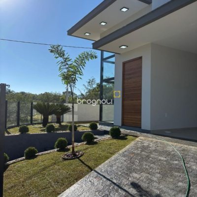 Casa com 113m², 3 quartos (sendo 1 suíte), 2 garagens, no bairro Forquilhas em São José
