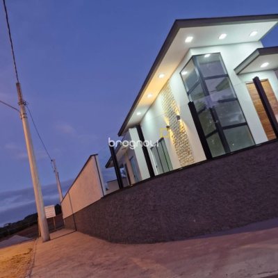 Casa com 113m², 3 quartos (sendo 1 suíte), 2 garagens, no bairro Forquilhas em São José