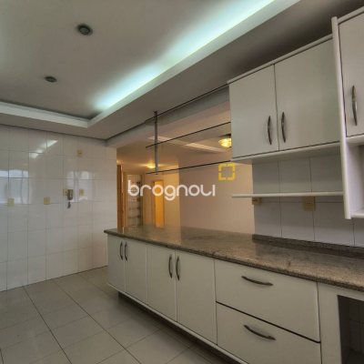 Cobertura com 459m², 4 quartos (sendo 2 suítes), 3 garagens, no bairro Campinas em São José