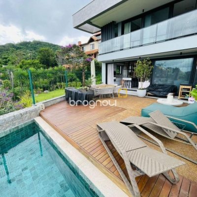 Casa de Condomínio com 413m², 3 quartos (sendo 3 suítes), 5 garagens, no bairro Lagoa da Conceição em Florianópolis