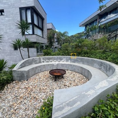 Casa de Condomínio com 413m², 3 quartos (sendo 3 suítes), 5 garagens, no bairro Lagoa da Conceição em Florianópolis