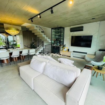 Casa de Condomínio com 413m², 3 quartos (sendo 3 suítes), 5 garagens, no bairro Lagoa da Conceição em Florianópolis