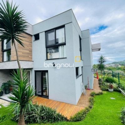Casa de Condomínio com 413m², 3 quartos (sendo 3 suítes), 5 garagens, no bairro Lagoa da Conceição em Florianópolis