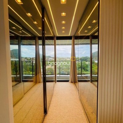 Casa de Condomínio com 413m², 3 quartos (sendo 3 suítes), 5 garagens, no bairro Lagoa da Conceição em Florianópolis