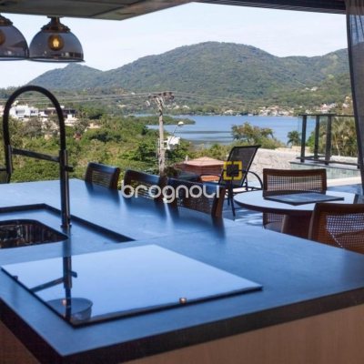 Casa de Condomínio com 413m², 3 quartos (sendo 3 suítes), 5 garagens, no bairro Lagoa da Conceição em Florianópolis