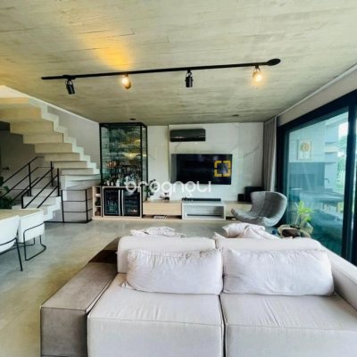 Casa de Condomínio com 413m², 3 quartos (sendo 3 suítes), 5 garagens, no bairro Lagoa da Conceição em Florianópolis
