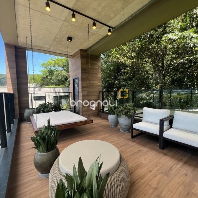 Casa de Condomínio com 413m², 3 quartos (sendo 3 suítes), 5 garagens, no bairro Lagoa da Conceição em Florianópolis