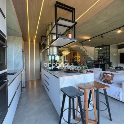 Casa de Condomínio com 413m², 3 quartos (sendo 3 suítes), 5 garagens, no bairro Lagoa da Conceição em Florianópolis