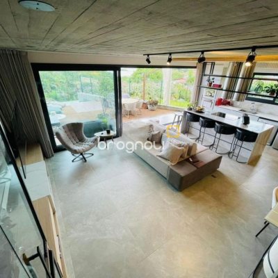 Casa de Condomínio com 413m², 3 quartos (sendo 3 suítes), 5 garagens, no bairro Lagoa da Conceição em Florianópolis