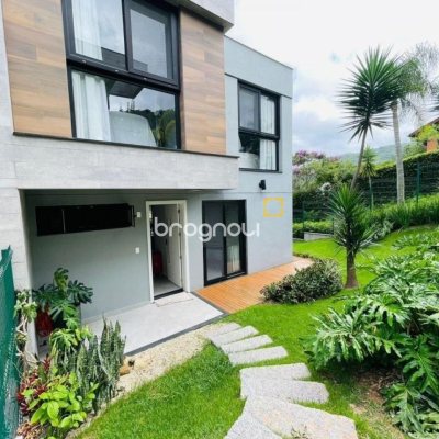 Casa de Condomínio com 413m², 3 quartos (sendo 3 suítes), 5 garagens, no bairro Lagoa da Conceição em Florianópolis
