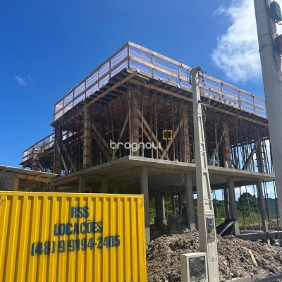 Casa com 166m², 3 quartos (sendo 3 suítes), 1 garagem, no bairro Vargem Pequena em Florianópolis