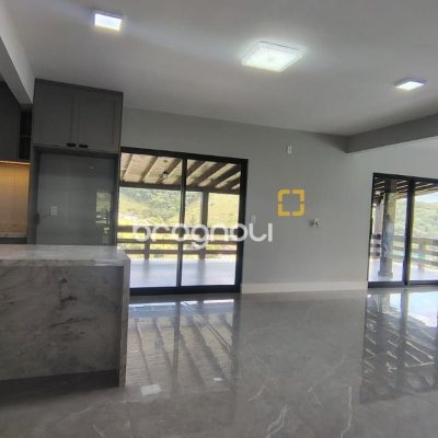 Sítio com 342m², 4 quartos (sendo 2 suítes), 2 garagens, no bairro Colônia Santa Luzia em Santo Amaro da Imperatriz
