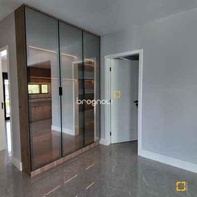 Sítio com 342m², 4 quartos (sendo 2 suítes), 2 garagens, no bairro Colônia Santa Luzia em Santo Amaro da Imperatriz