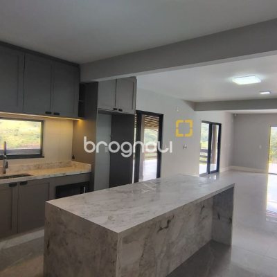 Sítio com 342m², 4 quartos (sendo 2 suítes), 2 garagens, no bairro Colônia Santa Luzia em Santo Amaro da Imperatriz