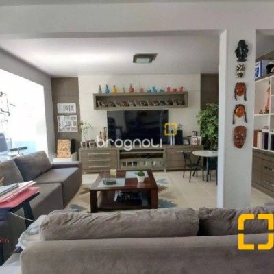 Casa com 585m², 5 quartos (sendo 3 suítes), 6 garagens, no bairro João Paulo em Florianópolis