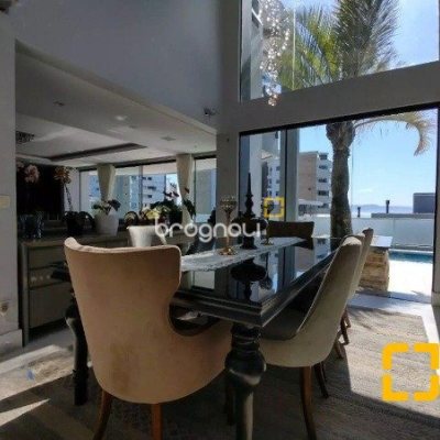 Casa com 585m², 5 quartos (sendo 3 suítes), 6 garagens, no bairro João Paulo em Florianópolis