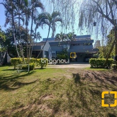 Casa com 585m², 5 quartos (sendo 3 suítes), 6 garagens, no bairro João Paulo em Florianópolis