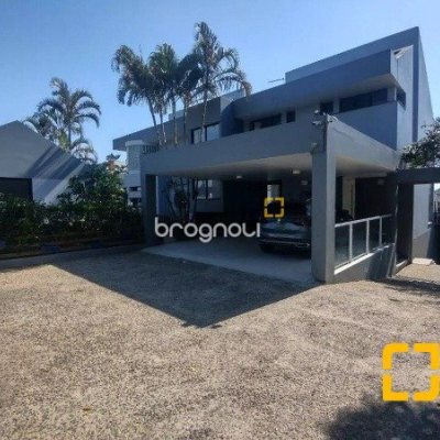 Casa com 585m², 5 quartos (sendo 3 suítes), 6 garagens, no bairro João Paulo em Florianópolis
