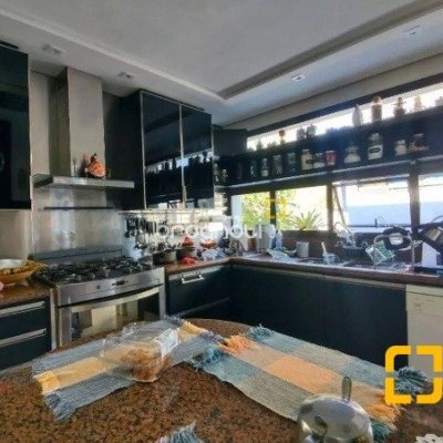 Casa com 585m², 5 quartos (sendo 3 suítes), 6 garagens, no bairro João Paulo em Florianópolis