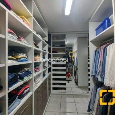 Casa com 585m², 5 quartos (sendo 3 suítes), 6 garagens, no bairro João Paulo em Florianópolis