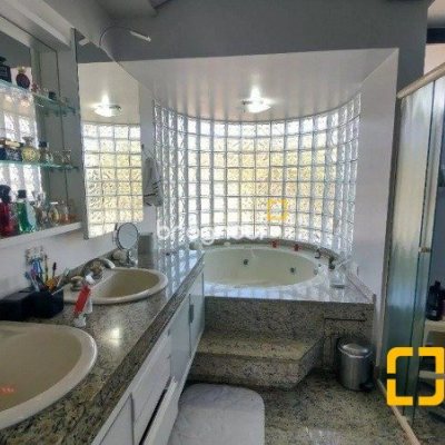 Casa com 585m², 5 quartos (sendo 3 suítes), 6 garagens, no bairro João Paulo em Florianópolis