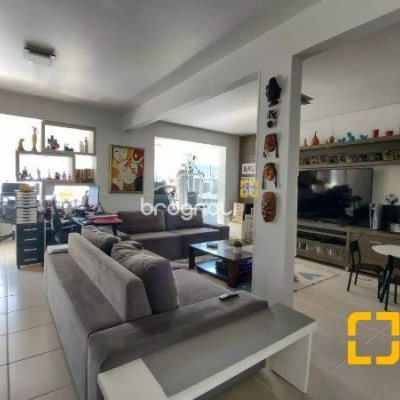 Casa com 585m², 5 quartos (sendo 3 suítes), 6 garagens, no bairro João Paulo em Florianópolis
