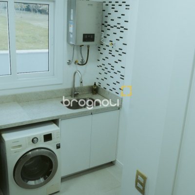 Casa de Condomínio com 411m², 5 quartos (sendo 4 suítes), 2 garagens, no bairro Ratones em Florianópolis