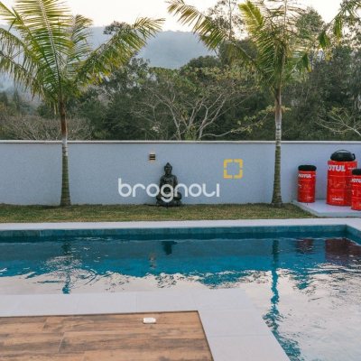 Casa de Condomínio com 411m², 5 quartos (sendo 4 suítes), 2 garagens, no bairro Ratones em Florianópolis