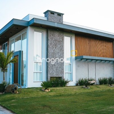 Casa de Condomínio com 411m², 5 quartos (sendo 4 suítes), 2 garagens, no bairro Ratones em Florianópolis