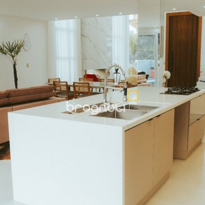 Casa de Condomínio com 411m², 5 quartos (sendo 4 suítes), 2 garagens, no bairro Ratones em Florianópolis