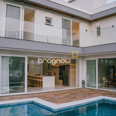 Casa de Condomínio com 411m², 5 quartos (sendo 4 suítes), 2 garagens, no bairro Ratones em Florianópolis
