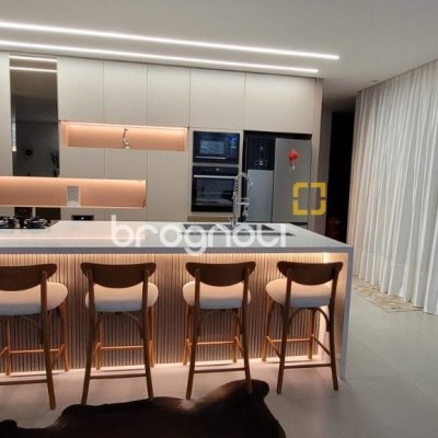 Casa de Condomínio com 411m², 5 quartos (sendo 4 suítes), 2 garagens, no bairro Ratones em Florianópolis