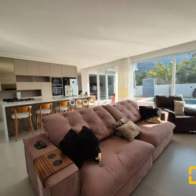 Casa de Condomínio com 411m², 5 quartos (sendo 4 suítes), 2 garagens, no bairro Ratones em Florianópolis