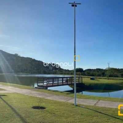 Casa de Condomínio com 411m², 5 quartos (sendo 4 suítes), 2 garagens, no bairro Ratones em Florianópolis