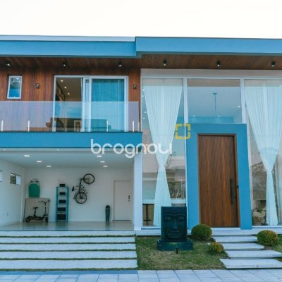 Casa de Condomínio com 411m², 5 quartos (sendo 4 suítes), 2 garagens, no bairro Ratones em Florianópolis