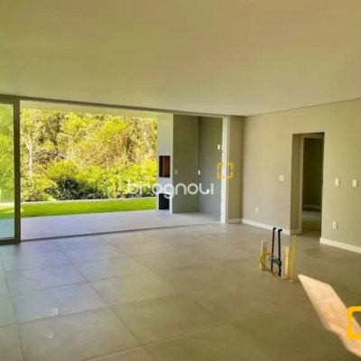 Casa de Condomínio com 266m², 4 quartos (sendo 3 suítes), 2 garagens, no bairro Ratones em Florianópolis