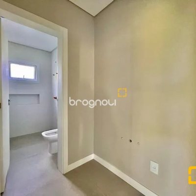 Casa de Condomínio com 266m², 4 quartos (sendo 3 suítes), 2 garagens, no bairro Ratones em Florianópolis