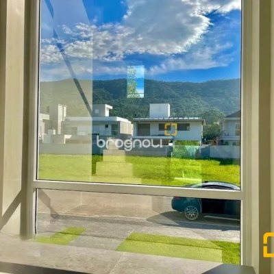 Casa de Condomínio com 266m², 4 quartos (sendo 3 suítes), 2 garagens, no bairro Ratones em Florianópolis