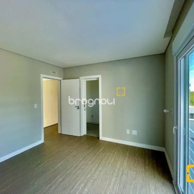 Casa de Condomínio com 266m², 4 quartos (sendo 3 suítes), 2 garagens, no bairro Ratones em Florianópolis