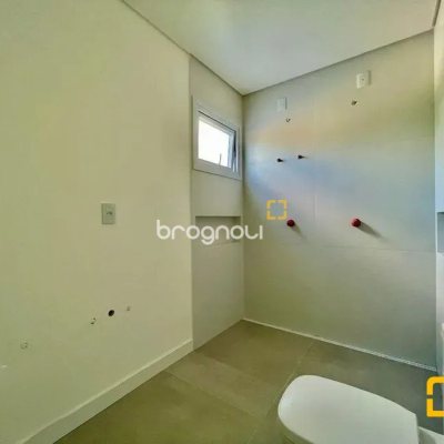 Casa de Condomínio com 266m², 4 quartos (sendo 3 suítes), 2 garagens, no bairro Ratones em Florianópolis