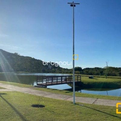 Casa de Condomínio com 266m², 4 quartos (sendo 3 suítes), 2 garagens, no bairro Ratones em Florianópolis