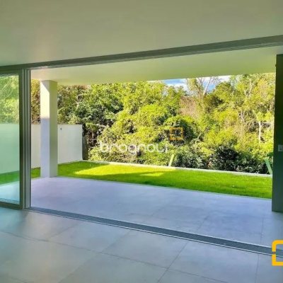 Casa de Condomínio com 266m², 4 quartos (sendo 3 suítes), 2 garagens, no bairro Ratones em Florianópolis