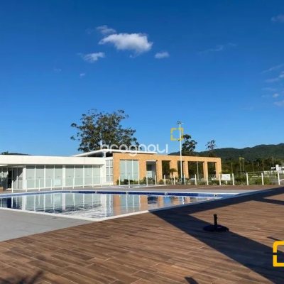 Casa de Condomínio com 266m², 4 quartos (sendo 3 suítes), 2 garagens, no bairro Ratones em Florianópolis