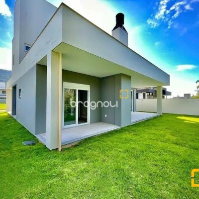 Casa de Condomínio com 266m², 4 quartos (sendo 3 suítes), 2 garagens, no bairro Ratones em Florianópolis