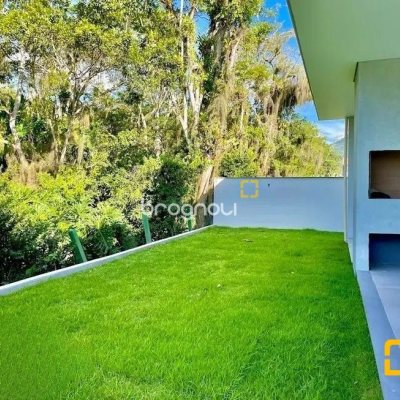 Casa de Condomínio com 266m², 4 quartos (sendo 3 suítes), 2 garagens, no bairro Ratones em Florianópolis