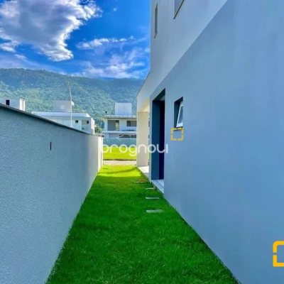 Casa de Condomínio com 266m², 4 quartos (sendo 3 suítes), 2 garagens, no bairro Ratones em Florianópolis